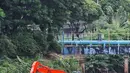 Kegiatan ini rutin dilakukan Dinas Lingkungan Hidup DK Jakarta untuk menjaga kebersihan aliran Banjir Kanal Barat dari sampah. (Liputan6.com/Angga Yuniar)