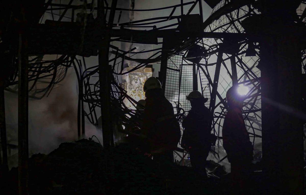 FOTO: Api Lahap Pasar Taman Puring, 500 Kios Hangus Terbakar