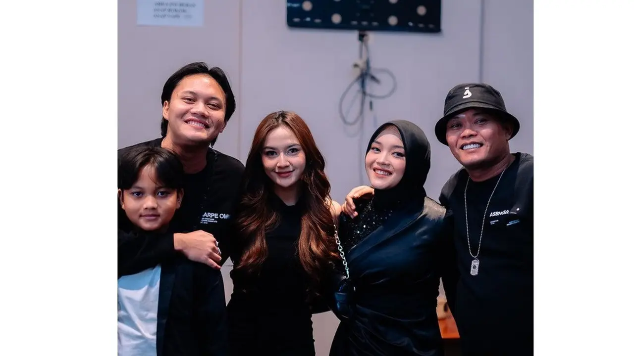 Segera Menikah, Ini 10 Potret Kedekatan Mahalini dan Keluarga Rizky ...