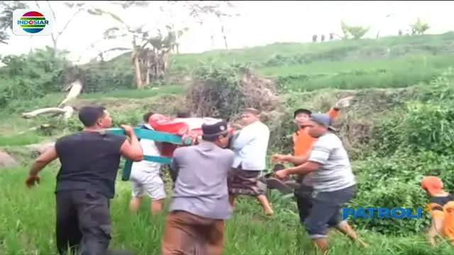 Seorang pria tewas dengan luka sayatan senjata tajam di leher ditemukan mengapung di aliran Sungai Keboturu, Mojokerto, Jawa Timur.