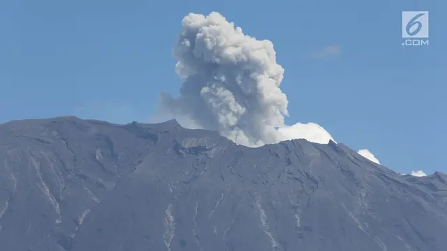 Gunung Agung Semburkan Asap Setinggi 2.100 Meter