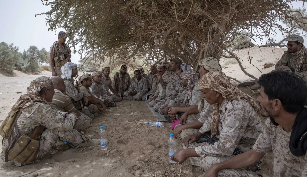 Pejuang Yaman yang didukung oleh koalisi pimpinan Arab Saudi berkumpul dekat garis depan di Marib, Yaman, 19 Juni 2021. (AP Photo/Nariman El-Mofty)