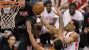 Pemain Toronto Raptors, DeMar DeRozan berusaha memasukan bola ke dalam ring pada Semifinal Wilayah Timur Playoffs NBA 2017 di Toronto (5/5). Pada pertadingan ini Raptors kalah dari Cavaliers dengan skor 115-94. (Frank Gunn/The Canadian Press via AP)