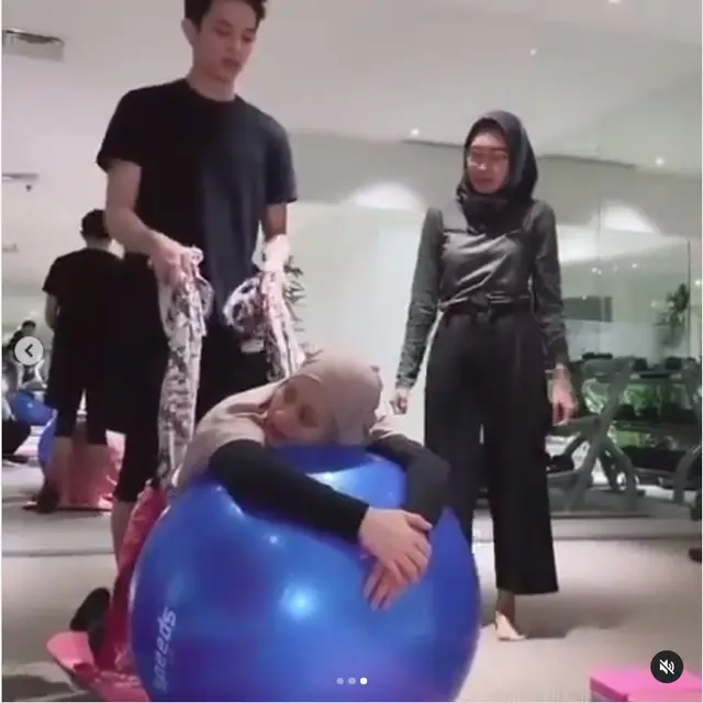 Jelang Melahirkan, Ini 6 Momen Dinda Hauw Yoga Didampingi Rey Mbayang