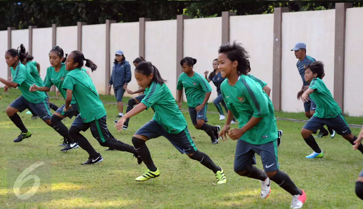 Pemain Timnas Putri Indonesia U-15 melakukan pemanasan jelang latihan di Lapangan GOR Sunter, Jakarta, Kamis (4/5). Latihan ini persiapan mengikuti ajang Piala AFF U-15 putri 2017 di Laos, 7-20 Mei mendatang. (Liputan6.com/Helmi Fithriansyah)