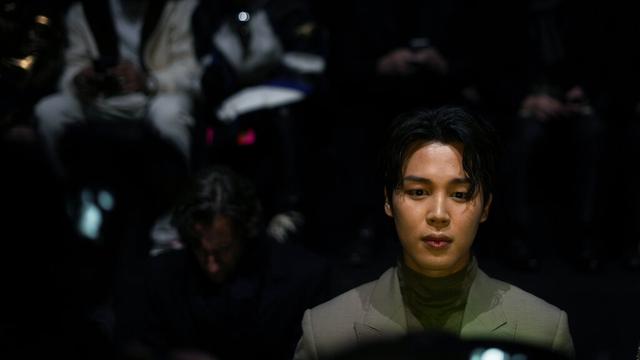Jimin BTS menghadiri fashion show Dior di Paris, 20 Januari 2023