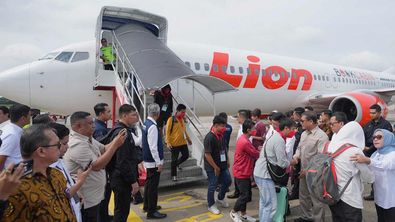 FOTO: 400 WNI Korban TPPO dari Myanmar Tiba di Tanah Air