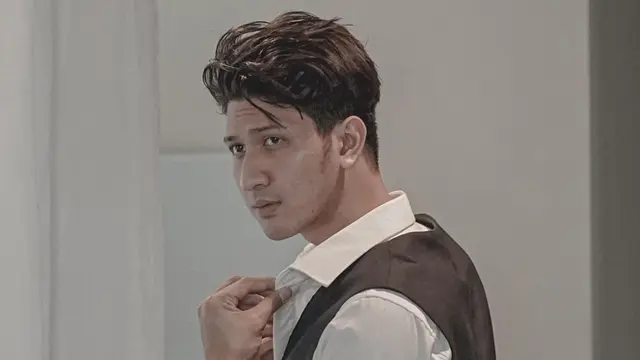 Foto Aditya Zoni Pose Pegang Baju, Bak ABG Meski Sebentar Lagi Jadi Ayah