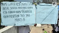 Warga mengangkat poster bertuliskan tuntutan saat berunjuk rasa dengan mendiami tenda pengungsian di depan gerbang Kampung Susun Bayam, Jakarta Utara, Senin (21/11/2022). Berdasarkan kesepakatan, seharusnya warga sudah mulai bisa menempati hunian pada 20 November 2022 kemarin. (merdeka.com/Iqbal S. Nugroho)