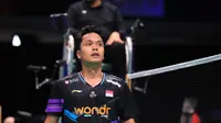 Tunggal putra Indonesia Anthony Sinisuka Ginting langsung tersingkir pada babak 32 besar Denmark Open 2024. Ginting kalah dari pemain Jepang Kenta Nishimoto&nbsp;lewat rubber game&nbsp;12-21, 21-15, dan 20-22&nbsp;di Jyske Bank Arena, Rabu (16/10).&nbsp;(foto: PP PBSI)