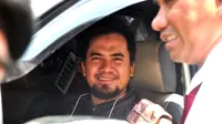 Penyanyi dangdut yang tersangkut kasus pelecehan seksual Saipul Jamil tersenyum di mobil saat menjalani rekonstruksi. (Adrian Putra/Bintang.com)