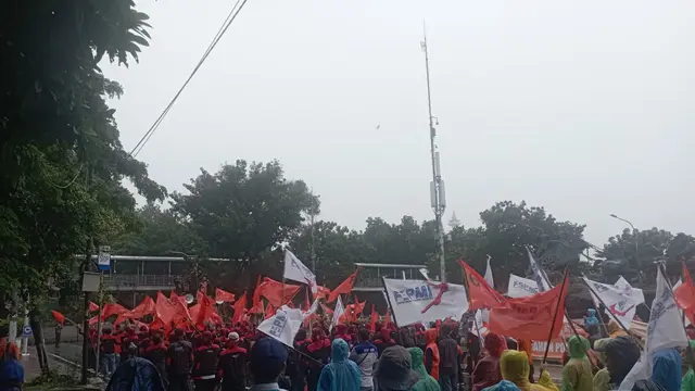 Partai Buruh dan Konfederasi Serikat Pekerja Indonesia (KSPI) kembali melakukan aksi di kawasan Patung Kuda, Jakarta Pusat pada hari ini, Kamis (29/2/2024).