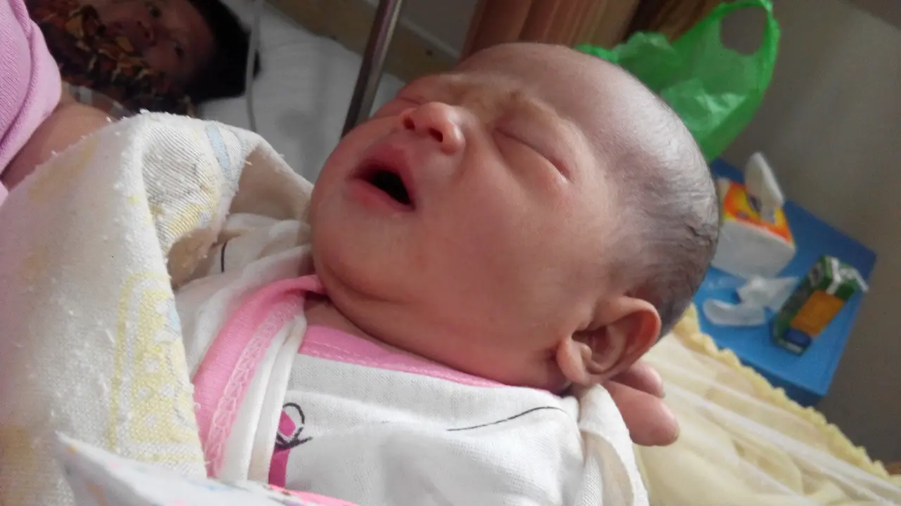 Bayi Terbungkus Handuk Ditemukan Dalam Tas Warna Pink