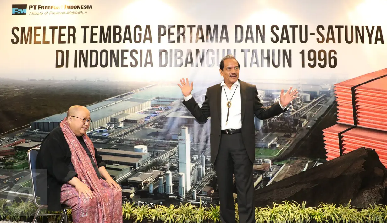 Ketua Umum Muri, Jaya Suprana dan Presiden Direktur Freeport Indonesia Chappy Hakim saat acara penyerahan piagam di Jakarta, Rabu (28/12). PTFI juga merupakan pemasok tunggal konsentrat tembaga terbesar. (Liputan6.com/Immanuel Antonius)