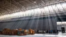 Anggota staf dan sukarelawan mengenakan masker menyiapkan pasokan medis di convention hall yang telah diubah menjadi rumah sakit darurat di Wuhan, Provinsi Hubei, China (4/2/2020). Sebuah pusat pameran diubah menjadi rumah sakit darurat untuk menampung pasien terinfeksi virus corona. (AFP/STR)