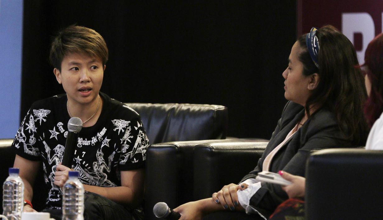 Mantan Pebulutangkis, Liliyana Natsir, memberikan motivasi kepada peserta Piala Presiden Esports 2019 di Gedung Krida Bhakti Setneg, Jakarta, Selasa (26/3). Final Piala Presiden Esports akan digelar pada 30-31 Maret 2019. (Bola.com/Yoppy Renato)