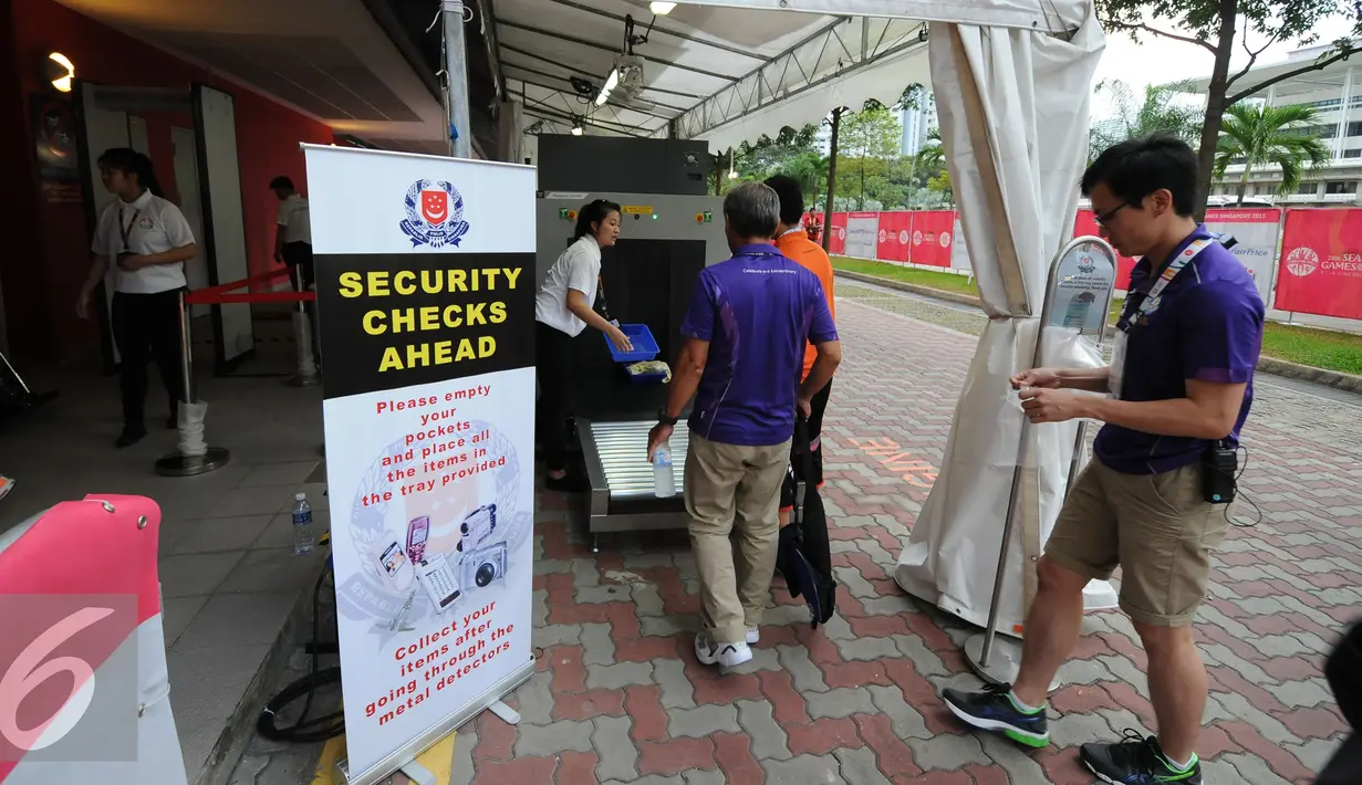 Pihak penyelenggara Sea Games 2015 Singapura menerapkan sistem pengamanan yang sangat ketat dan berlapis. Untuk bisa masuk dalam arena pertandingan, siapapun harus melewati serangkaian pemeriksaan, Selasa (2/6/2015). (Liputan6.com/Helmi Fithriansyah)