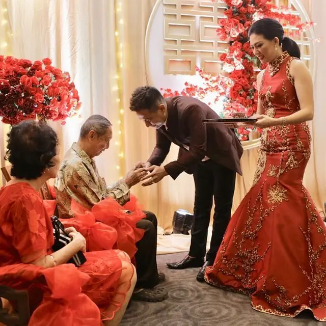 7 Momen Upacara Teapai Delon dan Aida Chandra, Seserahan Barang Mewah