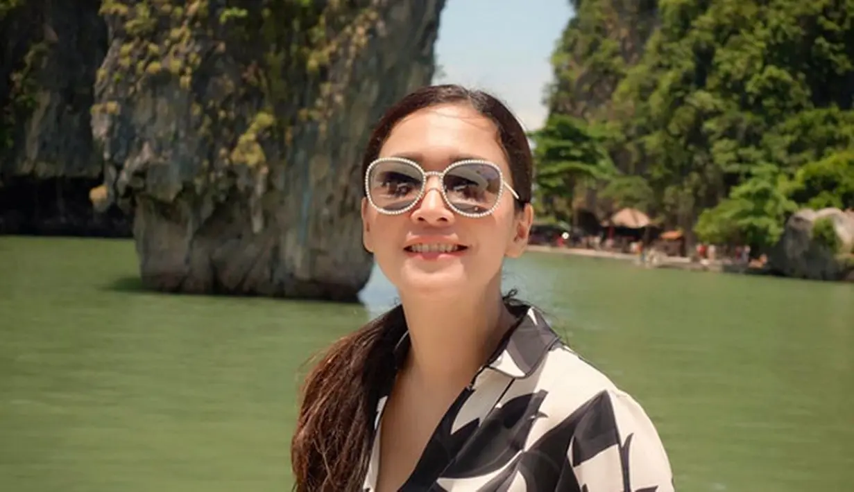 Dalam foto itu, Maia terlihat duduk santai. Ia tampak mengenakan pakaian putih bercorak hitam dengan make-up sederhana. Kaca mata dan topi yang dikenakan manambah terlihat cantik. (Instagram/maiaestiantyreal)