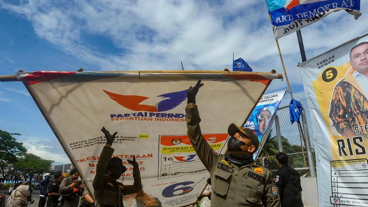 Petugas gabungan dari Panwaslu, Satpol PP, dan Polresta Depok menertibkan sejumlah alat peraga kampanye (APK) Pemilu 2024 di Jalan Margonda Raya,  Kota Depok, Jawa Barat, Rabu  (24/01/2024).&nbsp;