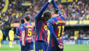 Penyerang Barcelona, Raphinha merayakan golnya ke gawang Villarreal bersama Lamine Yamal, Minggu (21/12/2025) (AP Photo/Alberto Saiz)
