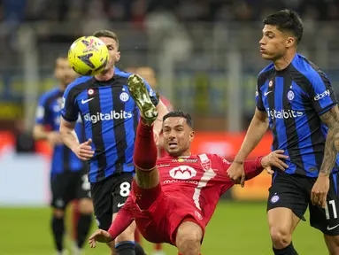 Bek Monza Armando Izzo berebut bola dengan penyerang Inter Milan Joaquin Correa pada pekan ke-30 Serie A 2022/2023 di Stadio Giuseppe Meazza, Minggu (16/4/2023) dini hari WIB. (AP Photo/Antonio Calanni)