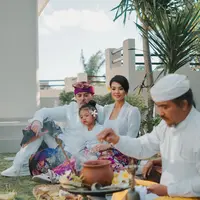 Farah Quinn bersama suami dan putrinya membagikan momen di Bali.  Dalam keterangan yang diunggah,  Farah sedang menjalani ritual melaspas.  Berikut potretnya bersama suami  bule mengenakan busana  adat Bali yang mencuri perhatian. [Instagram/farahquinnofficial