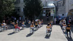 Para siswa duduk di sekolah pada hari pertama tahun ajaran baru di Rijeka, Kroasia, 7 September 2020. Meskipun saat ini epidemi kembali meningkat, pemerintah Kroasia telah menginstruksikan seluruh sekolah untuk kembali buka pada 7 September 2020. (Xinhua/Pixsell/Goran Kovacic)