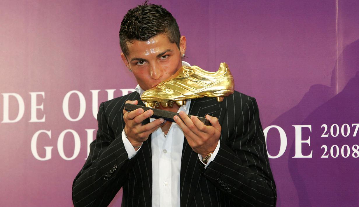 Striker Manchester United, Cristiano Ronaldo mencium trofi Sepatu Emas Eropa 2008 dalam malam penganugerahan di Funchal, Madeira (13/9/2008). Cristiano Ronaldo merebut trofi Sepatu Emas Eropa edisi 2008 setelah mencetak total 31 gol bagi Manchester United di Liga Inggris musim 2007/2008. Setelah hijrah ke Real Madrid pada 2009/2010, CR-7 kembali merebut Sepatu Emas Eropa pada edisi 2011, 2014 dan 2015. (AFP/Miguel Silva)