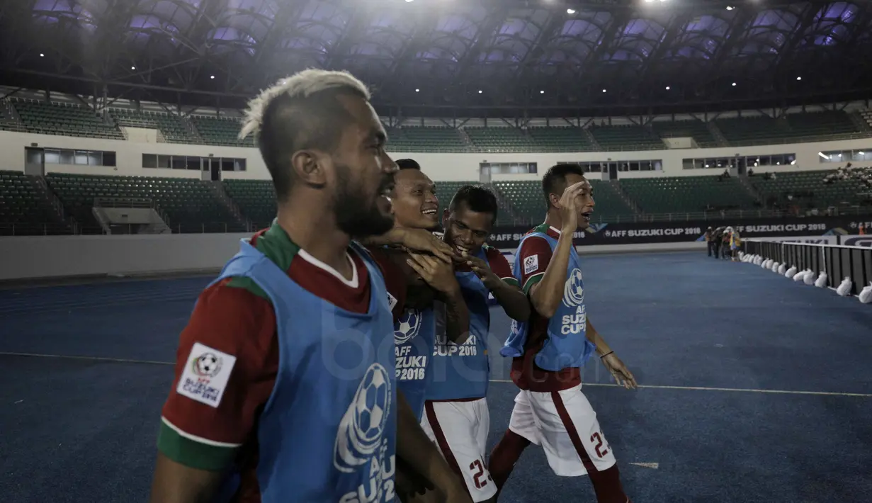 Para pemain Timnas Indonesia memeluk Boaz Solossa usai mencetak gol ke gawang Filipina pada laga AFF Suzuki Cup 2016 di Philippines Sports Stadium, (22/11/2016). (Bola.com/Nicklas Hanoatubun) 