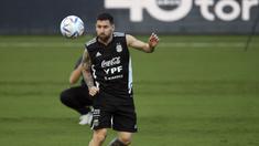 Timnas Argentina akan menghadapi dua laga uji coba dalam FIFA Matchday di Amerika Serikat, yaitu melawan Honduras dan Jamaika. Laga menghadapi Honduras yang akan berlangsung pada Sabtu (24/9/2022) pagi WIB dipastikan akan diperkuat oleh bintang Albiceleste, Lionel Messi, yang telah tiba di Amerika Serikat dan ikut bergabung dalam sesi latihan terakhir. Yuk intip aksi-aksinya. (AP/Michael Laughlin)