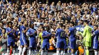Bek Chelsea, John Terry, melewati rekan-rekannya yang berbaris mengantarnya keluar pada laga melawan Sunderland di Stamford Bridge, Minggu (21/5/2017). Ini adalah laga kandang terakhir Terry bersama The Blues. (AP Photo/Frank Augstein)