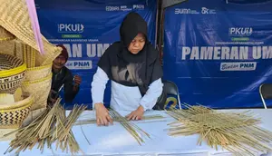 Nasabah PNM Mekaar, Titi Sapinah di Desa Samida, Kabupaten Garut yang menjual ragam anyaman bambu. (Ist)