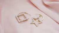 Ilustrasi arti mimpi menemukan anting emas/copyright unsplash/Hà Hà