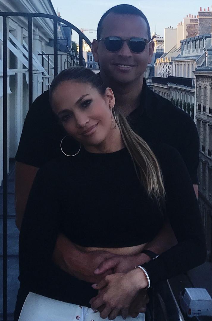 Jennifer Lopez berlibur ke Prancis bersama sang kekasih, Alex Rodriguez. [foto: instagram/jlo]