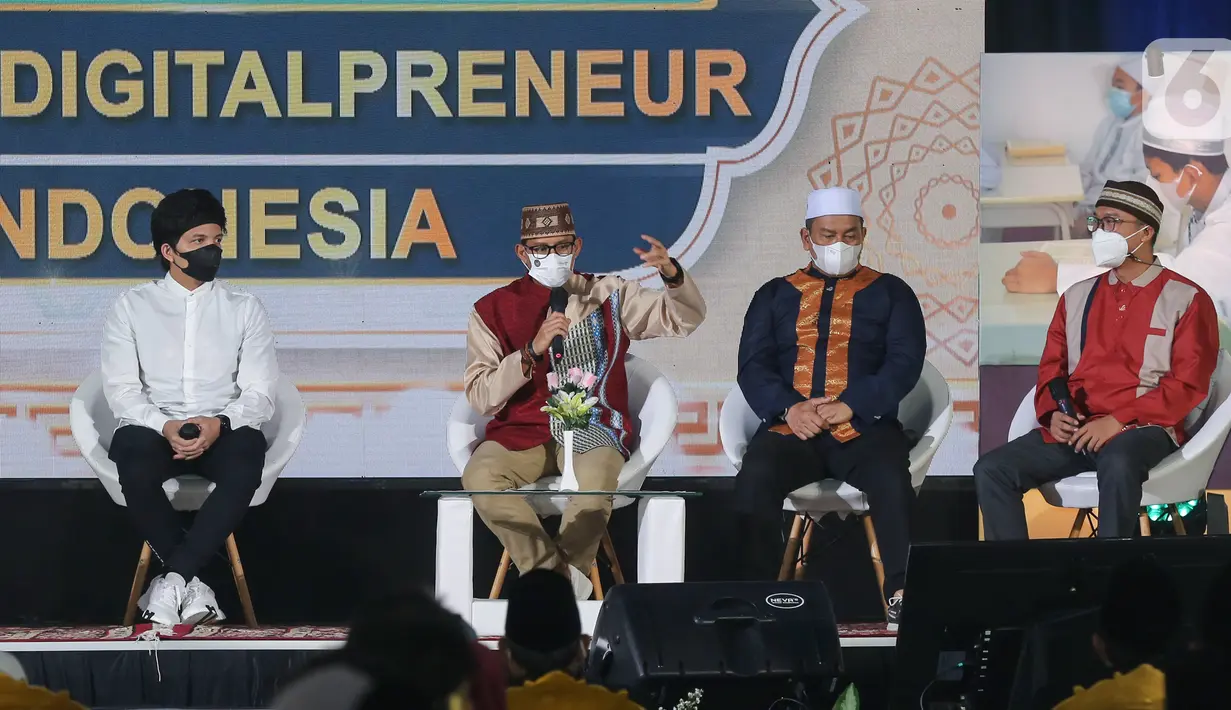 Menteri Parekraf Sandiaga Uno (kedua kiri) pada acara Silaturahmi dan Apresiasi Santri Digitalpreneur di Pondok Pesantren Darunnajah, Jakarta, Sabtu (4/12/2021). Sandiaga para santri Indonesia mampu memenangkan persaingan global dengan menghasilkan karya terbaik. (Liputan6.com/Fery Pradolo)