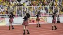 Grup vokal JKT48 hibur penonton laga persahabatan Bhayangkara FC dan FC Tokyo di Stadion Gelora Bung Karno (GBK), Senayan, Jakarta, Sabtu (27/1). Aksi mereka dalam rangkaian peringatan 60 tahun hubungan Jepang dan Indonesia. (Liputan6.com/Faizal Fanani)