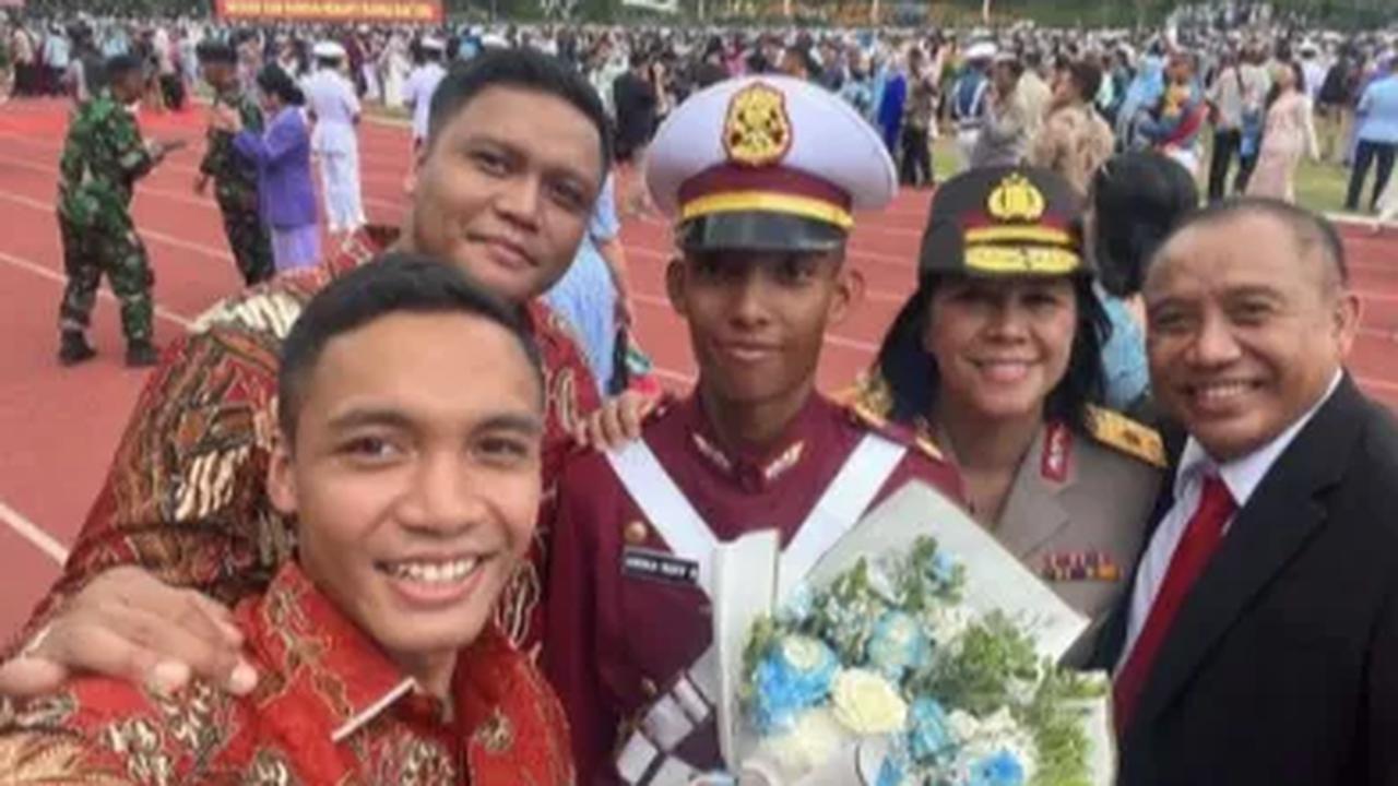 Ipda Adira Rizky nampak menghadiri upacara wisuda&nbsp;Prabhatar adiknya. Momen ini diabadikan dalam Insta Story akun pribadi @adirarizky.