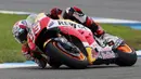 Pebalap Marc Marquez memacu motornya usai melewati tikungan pada MotoGP di Sirkuit Indianapolis, AS, Senin (10/8/2015). Pada balapan itu Marquez menjadi yang tercepat diikuti Lorenzo dan Rossi ditempat kedua dan ketiga. (Reuters/Brent Smith)