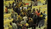Suasana kisruh saat proses mediasi pembahasan APBD 2015 antara Pemprov DKI dengan DPRD DKI Jakarta di Kantor Kementerian Dalam Negeri, Kamis (5/3/2015). Rapat yang difasilitasi Kemendagri tersebut terpaksa dihentikan. (Liputan6.com/Herman Zakharia)