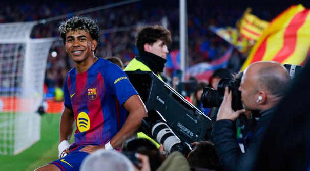 Lamine Yamal kembali mencuri perhatian dengan mencetak sejarah baru di Liga Champions saat Barcelona meraih kemenangan besar atas Newcastle United. (AP Photo/Joan Monfort)