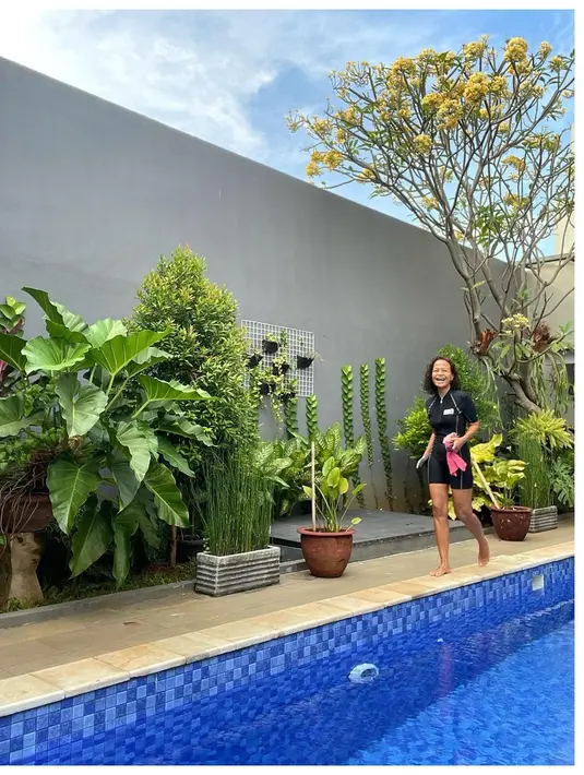 Mira Lesmana yang hobi berkebun pun memanfaatkan lahan di rumahnya sebagai area hijau. Tampak ragam tanaman menghiasi halaman rumahnya. (Instagram/mirles)