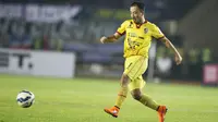 Penampilan gelandang Sriwijaya FC, Yu Hyun-Koo, pada laga Torabika Bhayangkara Cup 2016 melawan PS TNI di Stadion Si Jalak Harupat, Minggu (20/3/2016). (Bola.com/Vitalis Yogi Trisna)