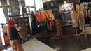 Pengunjung melihat-lihat stand pameran Gelar Kain Unggulan Nusantara di Jakarta Convention Center, Jumat (27/9/2019). Ratusan model kain dipamerkan dalam Gelar Kain Unggulan Nusantara yang berlangsung hingga Minggu, 29 September mendatang. (Liputan6.com/Helmi Fithriansyah)