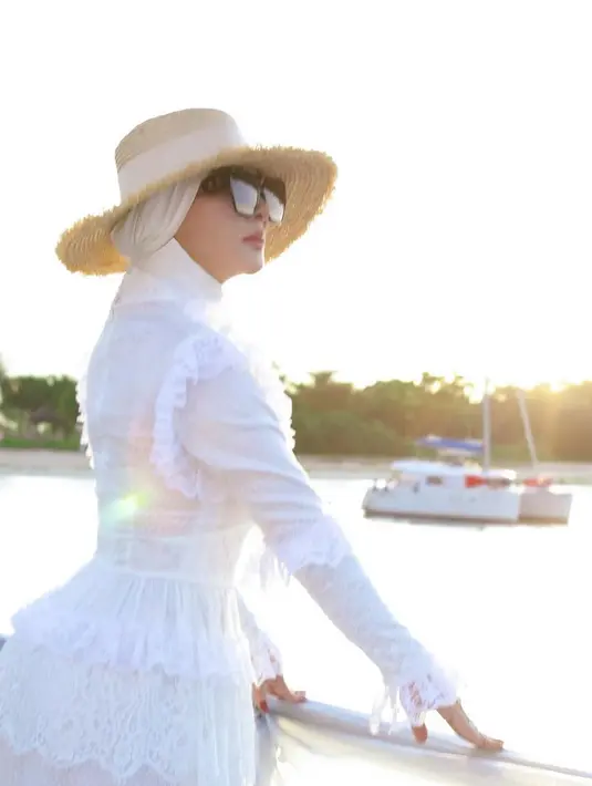 9. Meski terkesan simple, penampilan Syahrini kali ini begitu menawan dan elegan bak bangsawan.