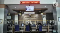 Suasana pelayanan pajak di Kantor KPP Pratama Jakarta Jatinegara, Matraman, Jakarta Timur, Kamis (21/7/2022). Kementerian Keuangan melalui Direktorat Jenderal Pajak resmi memulai penerapan Nomor Induk Kependudukan (NIK) sebagai Nomor Pokok Wajib Pajak (NPWP) untuk memudahkan masyarakat dalam mengakses layanan perpajakan ke depannya. (merdeka.com/Iqbal S. Nugroho)