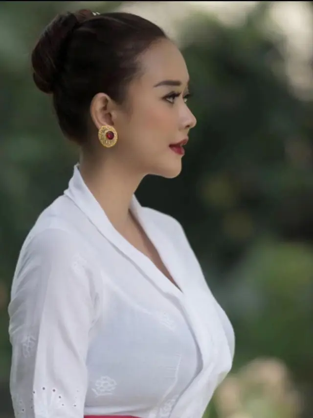 Aura Kasih menggunakan kebaya