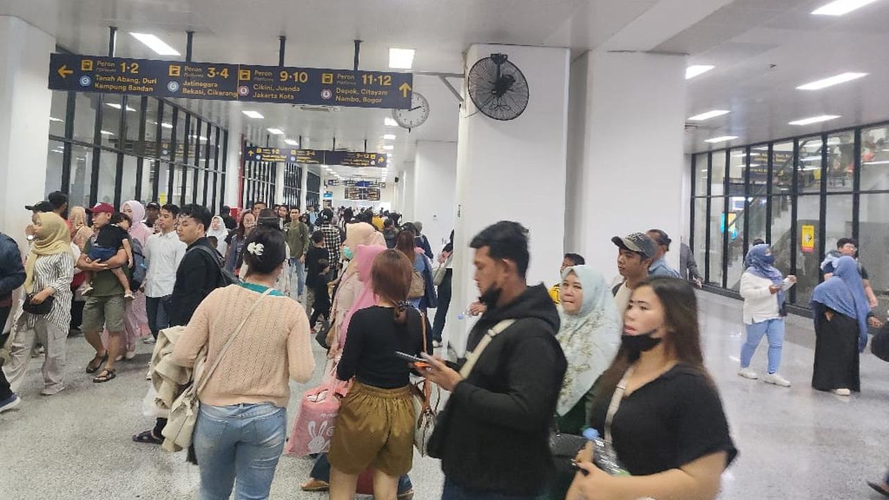 Hasil Pengecekan Polisi, Ini Penyebab Membludaknya Penumpang KRL di Stasiun Manggarai