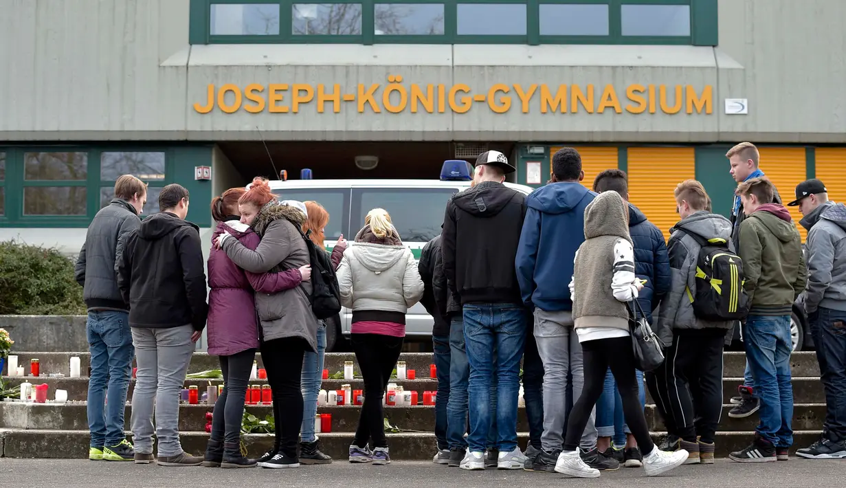 Sejumlah siswa berkumpul di depan SMA Josef-Koenig-Gymnasium, Jerman, Selasa (24/3/2015). Belasan pelajar dan guru dari sekolah itu dipastikan turut menjadi penumpang pesawat nahas, Germanwings. (AFP PHOTO/DPA/Rolf VENNENBERND)