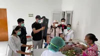 Dokter ortopedi yang tergabung dalam Perhimpunan Dokter Spesialis Orthopaedi dan Traumatologi Indonesia (PABOI) melakukan pemulihan terhadap korban banjir bandang NTT yang mengalami patah tulang belakang (Foto: Istimewa)